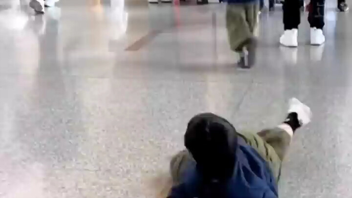 Hahaha! She breezed past her two sons straight to her own husband—her husband’s smile was *so* brigh