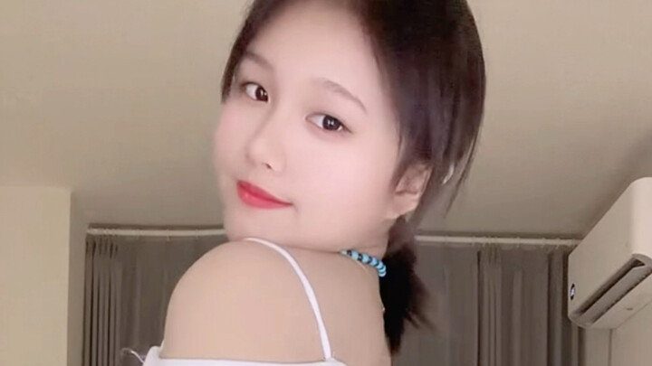 Qiao Yiyi (Shorts, Beautiful Girl, Hot Dance)