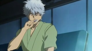 Gintoki đánh răng và xem phim kinh dị