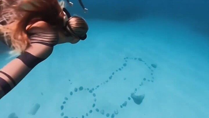 ظهرت فجأة مشهد فوضوي كهذا في قاع البحر! بدا الوجوم واضحًا على وجوه الفتيات الغواصات!