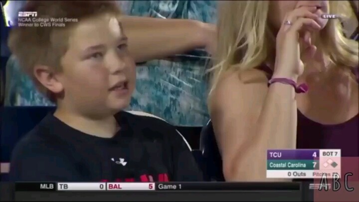 Penonton cilik dalam siaran langsung pertandingan bisbol terus menatap kamera, bikin komentator pun 