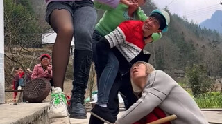 Ungkap rahasia teknik levitasi para wanita jalanan!