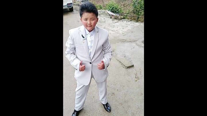 【Silly Horned Bug】Style your hair like a grown-up and slip into a sharp suit—today, you’re the coole