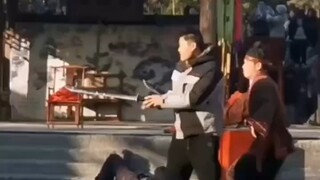 男子在景区表演结果被推了上去，选择“装死”引爆笑 #爆笑  #请开始你的表演