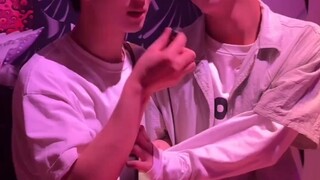 夜店街头采访：南方通讯录很不老实动手动脚...