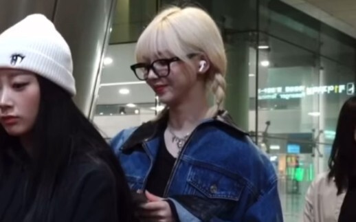 KARINA yang ceria sendirian—tampaknya sudah hampir tidak tahan lagi!