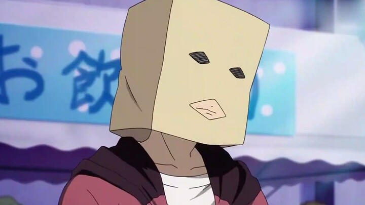 Seeing my roommate dressed so stylish, I deliberately slipped a paper bag over his head.