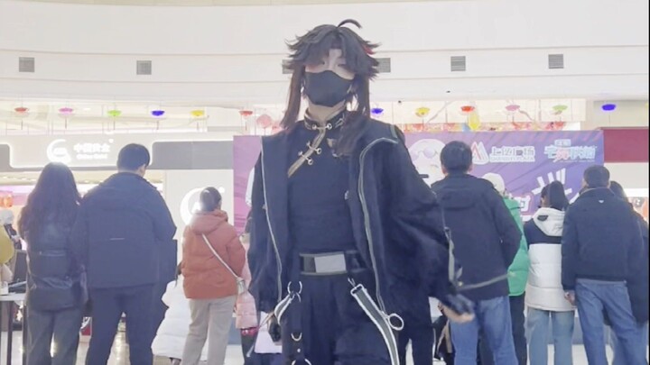 Yang kamu bayangkan cosplayer menari di depan umum VS kenyataannya cosplayer menari di depan umum