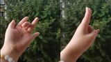 Seorang gadis baru saja mempelajari serangkaian gerakan tangan dan dengan rasa ingin tahu pergi ke b