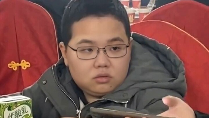 当PDD拿到手机时开心到猪叫