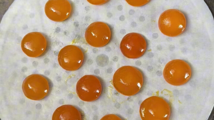 You can try making delicious salted egg yolk mooncakes too.