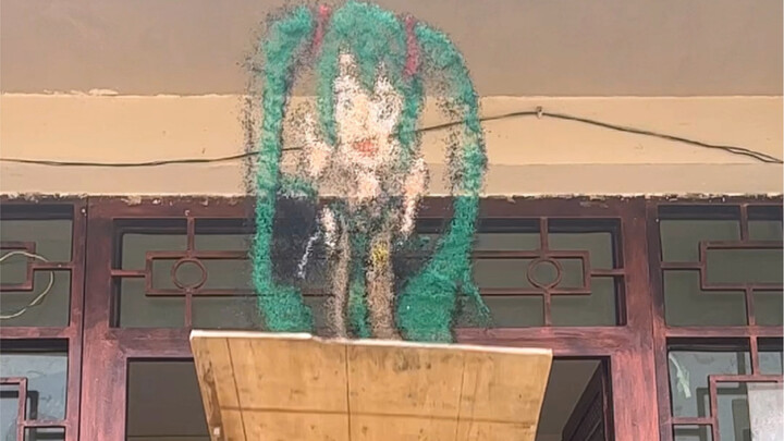 Chàng trai dùng sỏi nhỏ rắc thành chân dung nhân vật Hatsune Miku