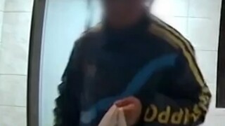 主人不在家，狗子自己开门热情迎接外卖员，小哥一边害怕地不停喊“哎呀”，一边不断地夸狗子“真棒”