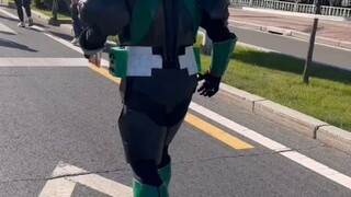 Lari maraton dengan mengenakan setelan Kamen Rider