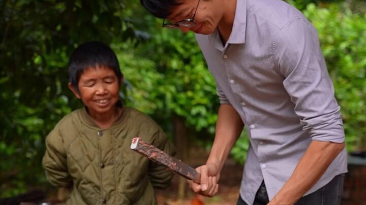 Asap mengepul, hidangan lezat hot pot daging sapi, ajaklah tiga atau lima teman untuk menikmatinya b