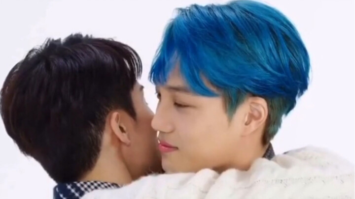 【Kim Jongin】Mark nhỏ ôm lấy Jongin, hít một hơi thật sâu, có phải mùi trên người anh ấy rất dễ chịu 