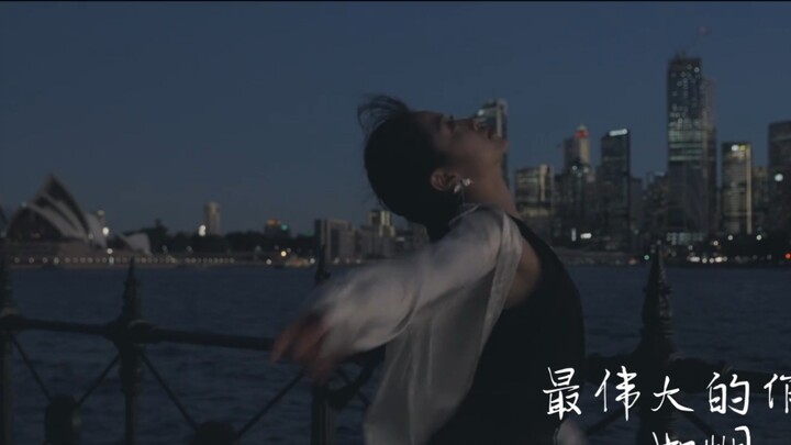 "Công trình vĩ đại nhất" Bờ biển Sydney giống như khói. Chiếc thuyền lặng lẽ di chuyển tới lui bờ bi
