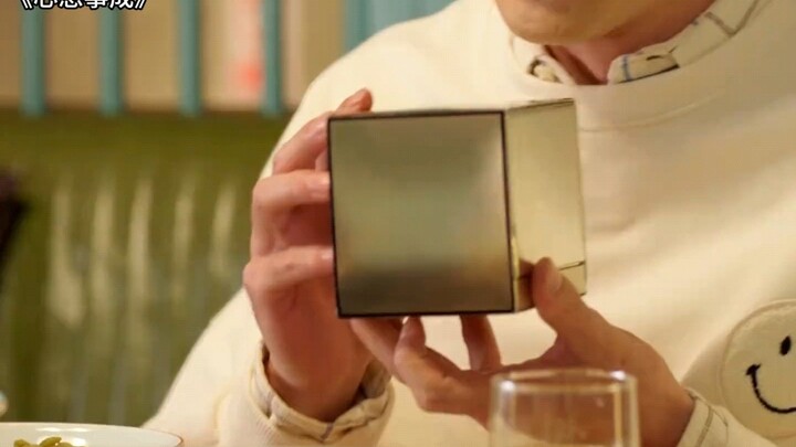 Dua pacar berturut-turut kasih kado yang sama, tapi satu detail aja sudah cukup buat bedain siapa ya