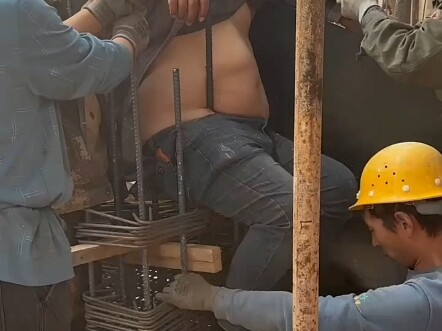 เหล็กเส้นแทงทะลุร่างกายของคนงาน ดูแล้วเจ็บปวดใจมาก