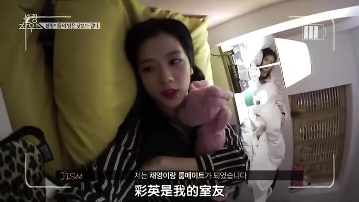 Jennie：我觉得Lisa会趁我睡觉的时候爬到我身上，Lisa：你猜对了！
