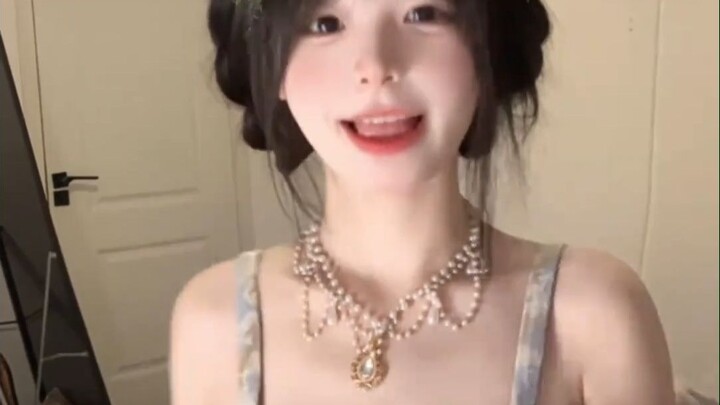 Vai trần trắng như tuyết, cô gái ngọt ngào dễ thương với vóc dáng gợi cảm