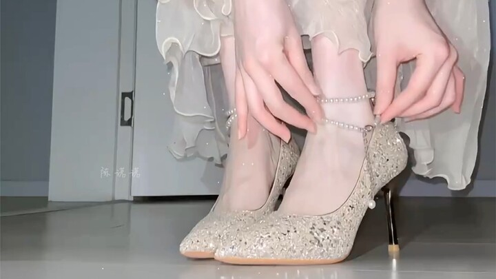 นี่แหละคือรองเท้าส้นสูงของนางฟ้าตัวน้อย สวยจนน้ำตาไหล!