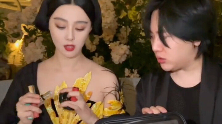 【Fan Bingbing】A celebrity’s must-haves: a Cannes red-carpet bag reveal by Wang Hong, the star.