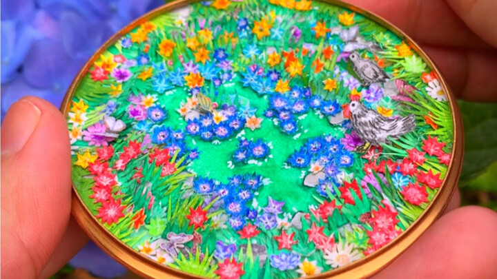 Bộ sưu tập Vườn Bí Mật – Cảnh Chiều Trên Đầm Sen. Chiếc hộp là một hộp trang sức từ thập niên 1950, 