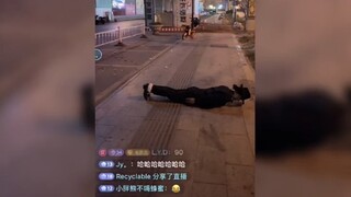 Tiết Chí Khiêm đã hối hận khi bước vào phòng phát sóng trực tiếp này...