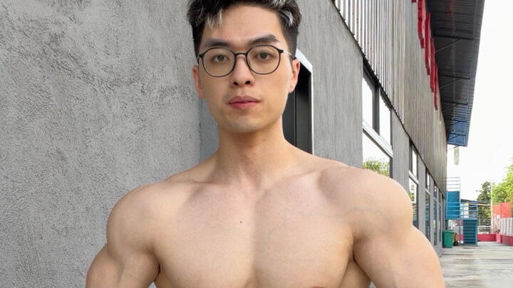 Hiện tại có thân hình cơ bắp 75 kg, thực hiện các set nâng tạ dang ngang 22,5 kg