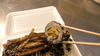 ซูชิม้วนคุณยาย 80 ปี  รากหญ้าเจ้าชู้ตุ๋น  อาหารเกาหลีริมทาง