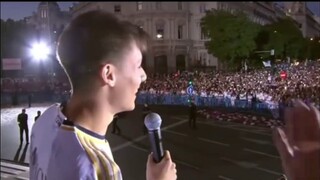 عندما تكون أكثر الأطفال خجلًا وانطواءً في الفصل، والمعلم يطلب منك التحدث لدقيقتين على المسرح: