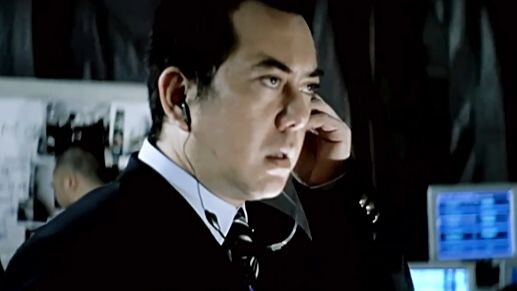 Khi đang truy bắt các đối tượng buôn bán ma túy, cảnh sát kinh hãi phát hiện cấp trên của mình lại đ