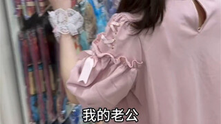 她说她和她闺蜜高中时因为住在北海道不能去看这个动漫的秋叶原展览了，两个人当时一起哭了