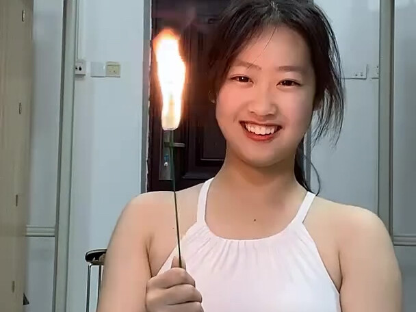 Màn ảo thuật dở tệ hahaha, không sao đâu, màn cúi người ngậm hoa phía sau vẫn ổn mà ^o^