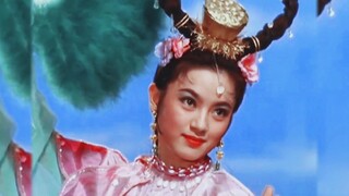 “原来傅明宪（郭芙）的妈妈也是一代美人”