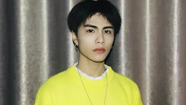 帅小伙蔡徐困富有灵魂的魔性舞蹈，最后还有给粉丝的一个飞吻