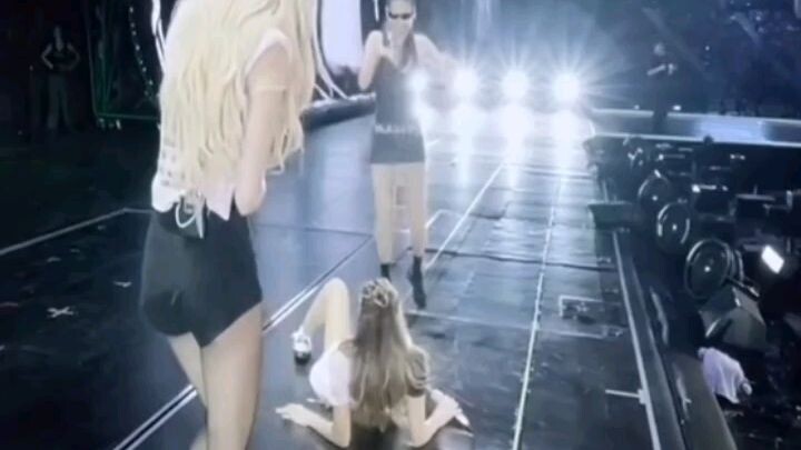 18++ 👩‍🎤🖤💗 26