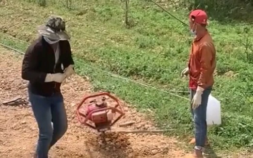Tôi có một ý tưởng. Đợi đến khi dầu cháy hết thì nó sẽ tự dừng lại.