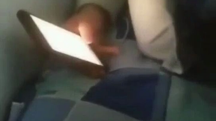 Mấy hôm nay ánh mắt của bạn cùng phòng nhìn mình ngày càng kỳ lạ.