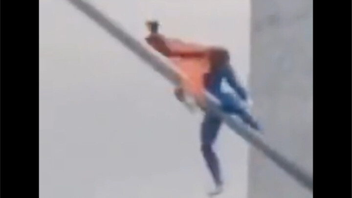 يقف لأنه سوبرمان، ويتألم لأنه رجل.