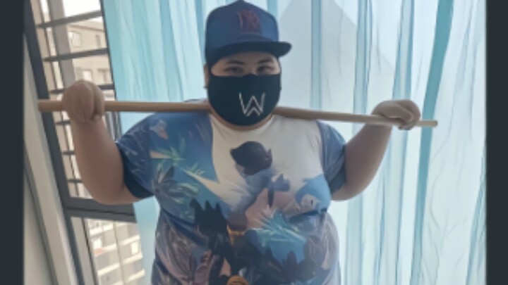 Bạn Gia Hào lớp bên cạnh về nhà đợi cả đêm để nhận lời mời kết bạn trên QQ.