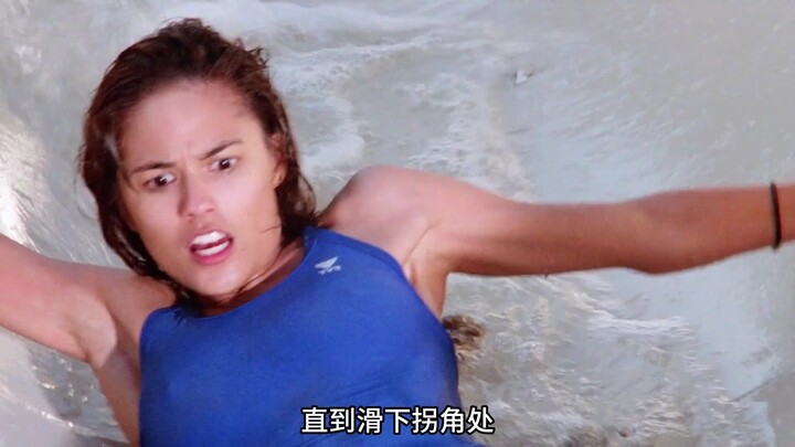 فتاة تلعب على الزحليقة المائية، وفجأة كادت أن تسقط من منصة ارتفاعها 10 أمتار وتُفقد حياتها! فيلم درا