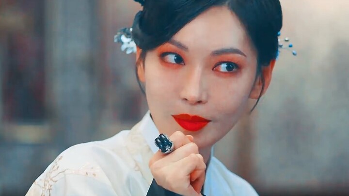 Kim So-yeon is absolutely stunning as this crazy, beautiful femme fatale.