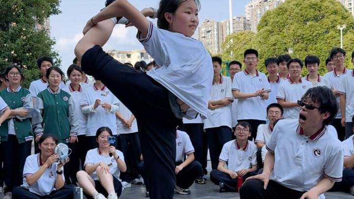 Seluruh sekolah di Guizhou menggelar tarian bersama untuk para siswa yang akan mengikuti ujian masuk