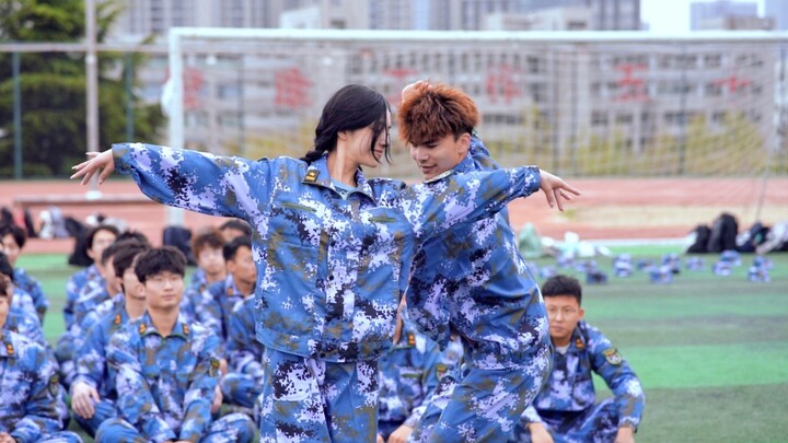 Kenapa saat aku menjalani pelatihan militer dulu tidak ada acara seperti ini untuk ditonton!!!!