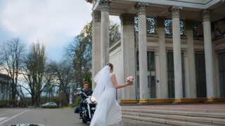 "A man on a motorcycle kidnapped a bride who was about to get married. It was an exciting encounter.