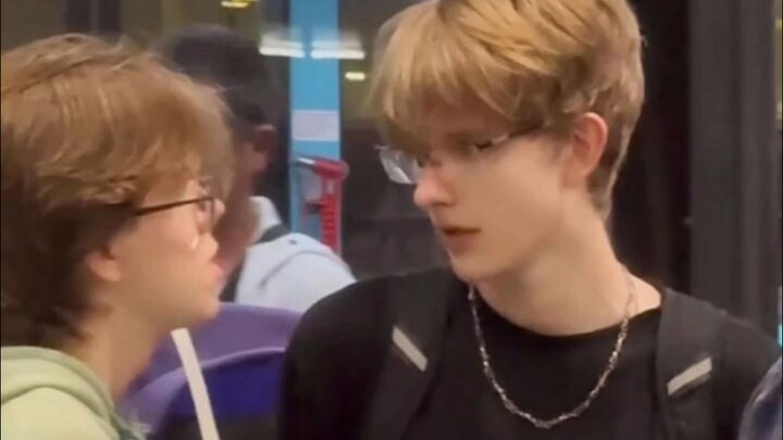 If you encountered two young male college students who lost their wallets at a Russian airport, woul