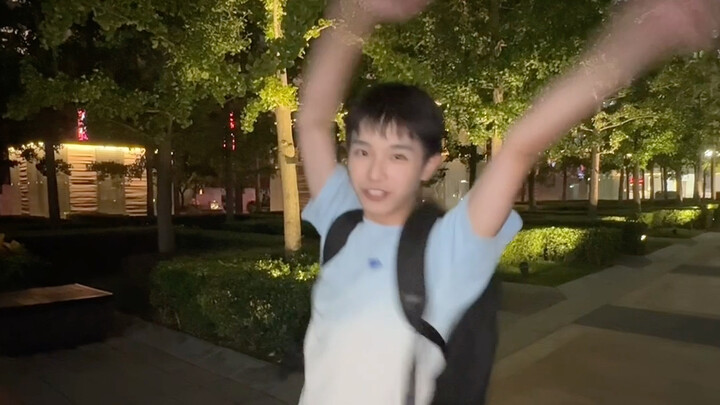 "I close my eyes while spinning and jumping~~"