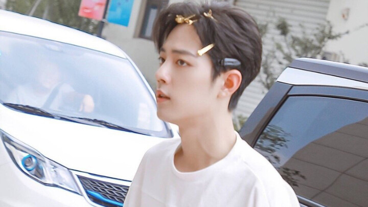 Sao anh ấy đi bộ cũng ngầu thế nhỉ!